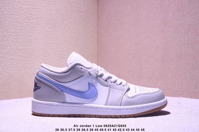 Air Jordan 1 Low 低帮 灰白蓝 Aj1 乔丹1代 Aj1 乔1 低邦 白灰蓝 男女同款 乔丹篮球鞋系列 鞋身整体以米白色皮革打造，搭配灰色皮革框