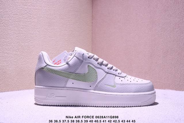 真标耐克Nike Air Force 7空军一号低帮百搭休闲运动板鞋。柔软、弹性十足的缓震性能和出色的中底设计，横跨复古与现代的外型结合，造就出风靡全球三十多年