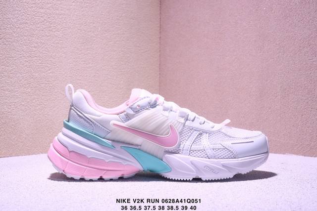 真标耐克Nike V2K Run跑步鞋复古风潮 网面透气运动鞋 灰银紧致的鞋面材质提供良好的包裹性鞋侧 Swoosh以及鞋头部分搭配增添不少亮点的镀铬细节鞋垫上