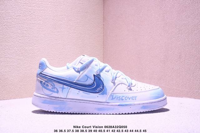 公司级Nike Court Vision 1 Low“幻影十字架” 手绘涂鸦定制板鞋 幻影十字架常作为一种印花图案出现，具有独特的视觉效果。将幻影十字架与梵文、