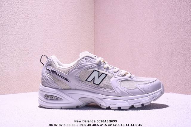 New Balance Mr530，网面拼接设计自带呼吸感，浅灰主调搭藏蓝线条，复古又清爽 软弹中底走路像踩云，日常出街、慢跑都适配，穿上秒变街头松弛感达人，轻