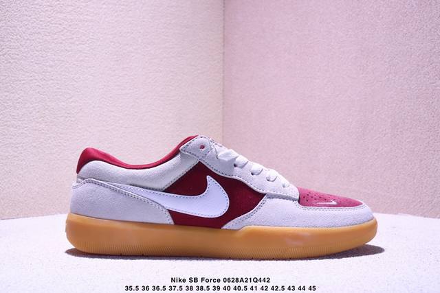 耐克 Nike Sb Force 58 运动滑板鞋。这是一款将前沿创新带入街头的单品，它具有硫化杯底，具有出色的耐用性和灵活性。使用柔软皮革和帆布拼接，在饰面上