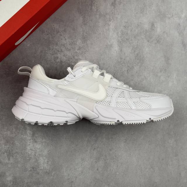 本地 核心私 公司级Nike V2K Run 复古单品 复古老爹鞋跑步鞋 鞋款被命名为 Runtekk 设计上借鉴了 0 年的跑鞋风格 配色上以金属银为主调 简