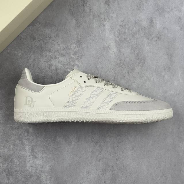 本地 核心私 Dior X Adidas Original Samba Og 迪奥 X 阿迪达斯 低帮联名灰白色 桑巴防滑耐磨轻便板鞋 鞋身整体采用米白色皮革打