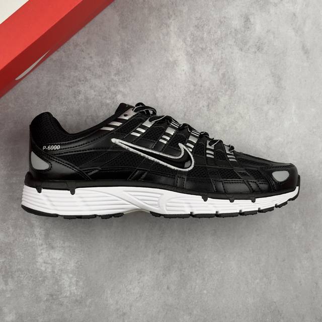 本地 核心私 耐克 Nike P-6000 复古科技个性休闲运动老爹鞋 该鞋款鞋面采用纵横交错的覆面，重现 0 年代跑鞋风格，同时搭配缓震鞋垫，带来舒适的步履体