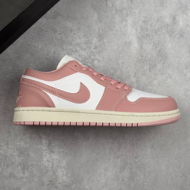 本地 核心私 Air Jordan 1 Low 低帮 粉白色 Aj1 乔丹1代 乔丹篮球鞋系列 鞋款采用纯白色皮质面料打造鞋面，搭配粉色框架覆盖层点缀，营造出十