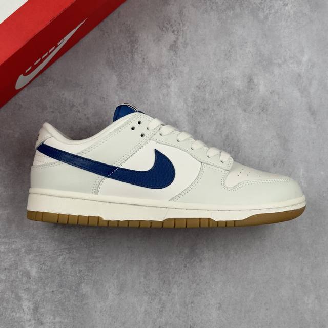 本地 核心私 耐克Nike Sb Dunk Low Sail Blue 扣篮系列低帮休闲运动滑板板鞋“皮革牛奶白靛蓝生胶底” 鞋面采用奶白色皮革材料，十分简洁。