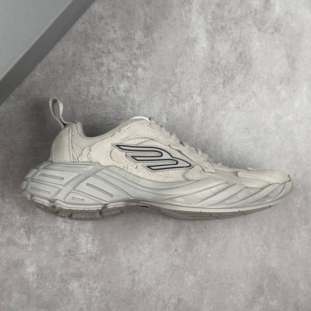 本地 核心私 Vg版 Balenciaga巴黎世家16代 Monday 其前卫的设计、夸张的体积和反光细节赋予其特别的轮廓 采用头层牛皮材质制成，带来良好脚感，
