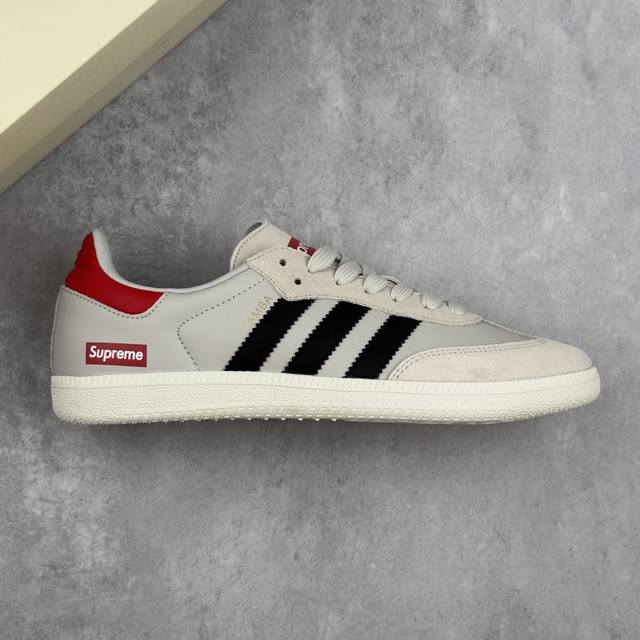 本地 核心私 Adidas Originals Samba Og X Supreme 灰黑 桑巴舞系列复古经典轻便板鞋 此款以简约大方的造型设计 给人以随性休闲