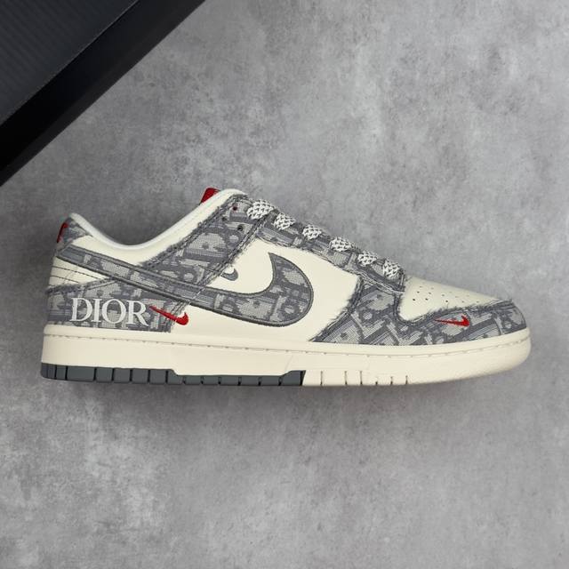 本地 核心私 Dior X Nike Dunk Sb Low 迪奥 X 耐克 Sb 低帮 联名灰白牛仔 休闲运动板鞋 鞋身整体以米白色皮革打造，搭配灰色牛仔框架