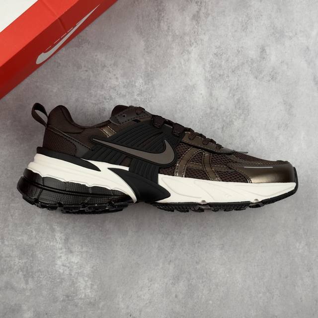 本地 核心私 公司级 Nike V2K Run 复古单品老爹鞋跑步鞋 鞋款被命名为 Runtekk 设计上借鉴了 0 年的跑鞋风格 配色上以金属银为主调 简练又