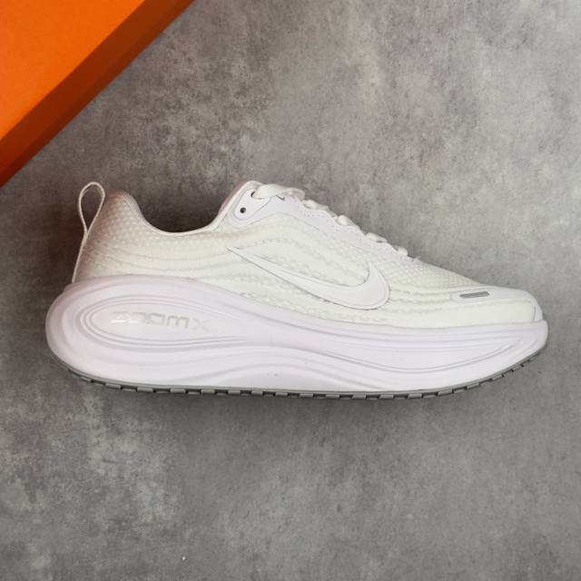 本地 核心私 耐克 W Nike Vomero Plus 舒适减震防滑低帮跑步鞋 全掌Reactx泡绵中底 前掌和后跟还配备了Air Zoom气垫单元 据说跑起