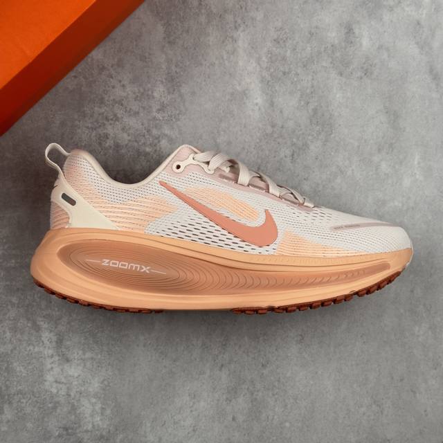 本地 核心私 公司级 W Nike Vomero 18 耐克 舒适减震防滑 低帮跑步鞋 全掌Reactx泡绵中底 前掌和后跟还配备了Air Zoom气垫单元 据