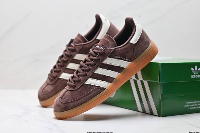 真标Adidas Handball Spezial 阿迪达斯经典款 复古休闲板鞋 全鞋采用反毛皮制作 牛筋耐磨大底 承载青春情怀的板鞋 经典三条杠装饰鞋侧 品牌