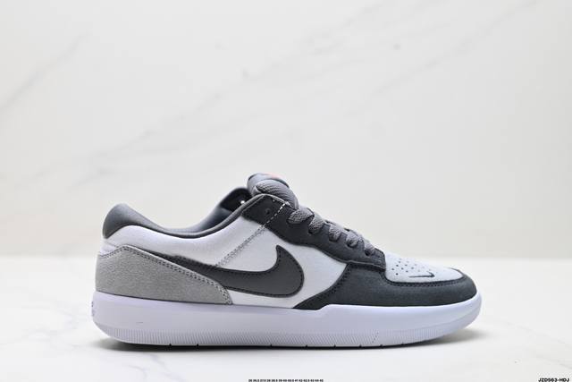 公司级Nike Sb Force 58 耐克 低帮休闲板鞋 是一款将前沿创新带入街头的单品 它具有硫化杯底 具有出色的耐用性和灵活性 使用帆布和绒面革 在饰面上