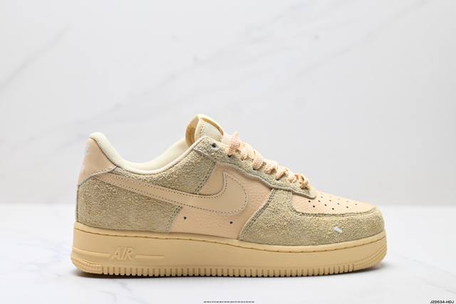 真标耐克Nike Air Force 1’07 Lx空军一号低帮百搭休闲运动板鞋。柔软、弹性十足的缓震性能和出色的中底设计，横跨复古与现代的外型结合，造就出风靡