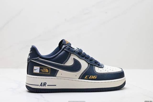 真标耐克Nike Air Force 1’07空军一号低帮百搭休闲运动板鞋。柔软、弹性十足的缓震性能和出色的中底设计，横跨复古与现代的外型结合，造就出风靡全球三