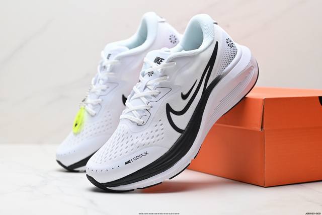 公司级耐克Nike Air Alphazoom网面透气跑步鞋 兼顾迅疾外观和稳固脚感 后跟覆面和中足动态支撑巧妙融合 缔造稳定顺畅的迈步体验 采用密度更高的材料