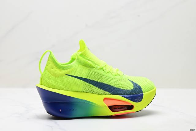 公司级新品发布 Nike Air Zoom Alphafly Next%3 Proto整体采用前作的设计语言，并且对后者的细节进行升级，马拉松和长距离路跑的性能