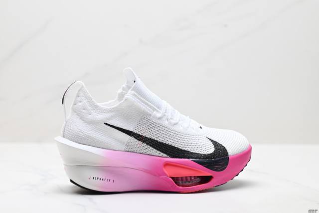 公司级新品发布 Nike Air Zoom Alphafly Next%3 Proto整体采用前作的设计语言，并且对后者的细节进行升级，马拉松和长距离路跑的性能
