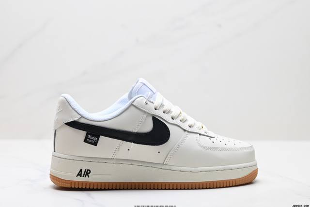真标耐克Nike Air Force 1’07空军一号低帮百搭休闲运动板鞋。柔软、弹性十足的缓震性能和出色的中底设计，横跨复古与现代的外型结合，造就出风靡全球三