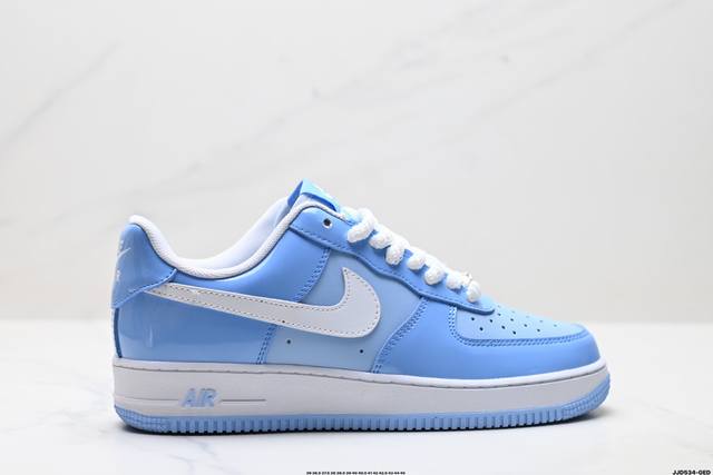 真标耐克Nike Air Force 1’07空军一号低帮百搭休闲运动板鞋。柔软、弹性十足的缓震性能和出色的中底设计，横跨复古与现代的外型结合，造就出风靡全球三