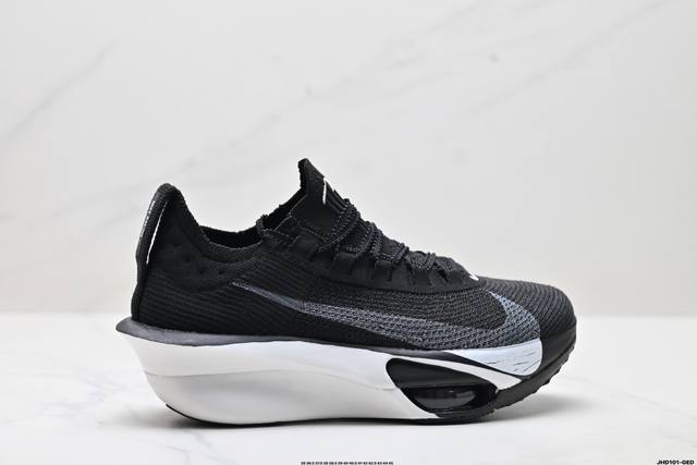 公司级新品发布 Nike Air Zoom Alphafly Next%3 Proto整体采用前作的设计语言，并且对后者的细节进行升级，马拉松和长距离路跑的性能