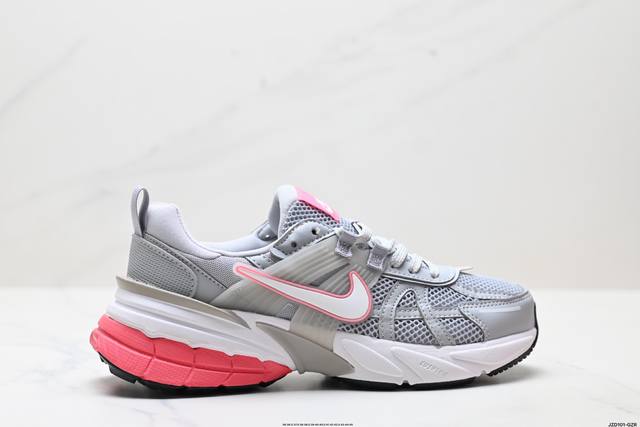 真标耐克Nike V2K Run跑步鞋复古风潮 网面透气运动鞋 灰银紧致的鞋面材质提供良好的包裹性鞋侧 Swoosh以及鞋头部分搭配增添不少亮点的镀铬细节鞋垫上