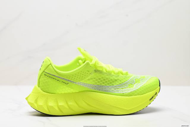 公司级Saucony索康尼 Endorphin Pro4系列 男女低帮缓震跑步鞋 索康尼推出的跑鞋是一款外观激进但脚感舒适的跑鞋 采用了全新的中底设计和鞋面工程