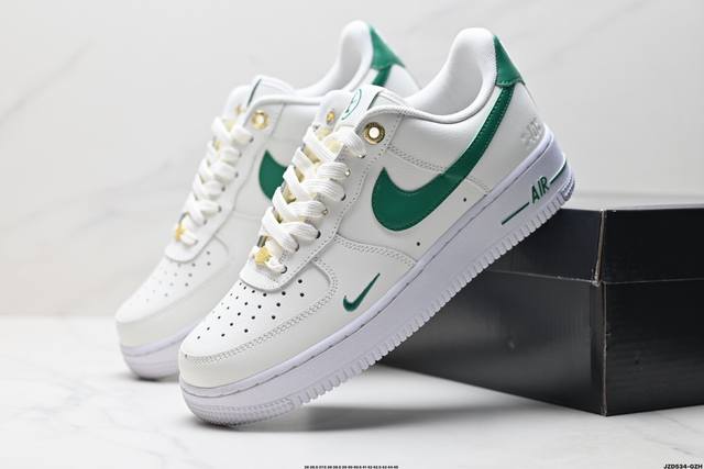 真标耐克Nike Air Force 1’07空军一号低帮百搭休闲运动板鞋。柔软、弹性十足的缓震性能和出色的中底设计，横跨复古与现代的外型结合，造就出风靡全球三