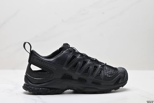 公司级Salomon萨洛蒙Xa Pro 3D Amphib新款户外溯溪涉水鞋 这款鞋具备水陆两栖功能 采用厚底设计 增强舒适度和抓地力 鞋面由织物网眼布和合成革