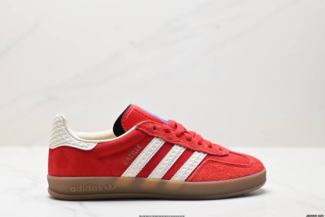 公司级Adidas Originals Gazelle Indoor 三叶草休闲防滑耐磨低帮板鞋 鞋头出色设计 塑就出众贴合感 稳固的后跟贴合足部曲线设计 软弹