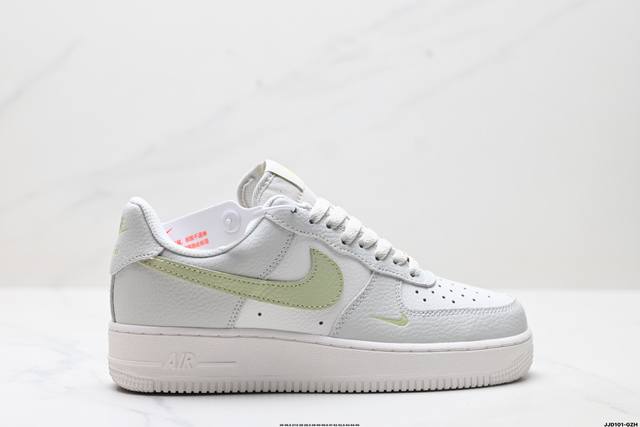 真标耐克Nike Air Force 1’07空军一号低帮百搭休闲运动板鞋。柔软、弹性十足的缓震性能和出色的中底设计，横跨复古与现代的外型结合，造就出风靡全球三