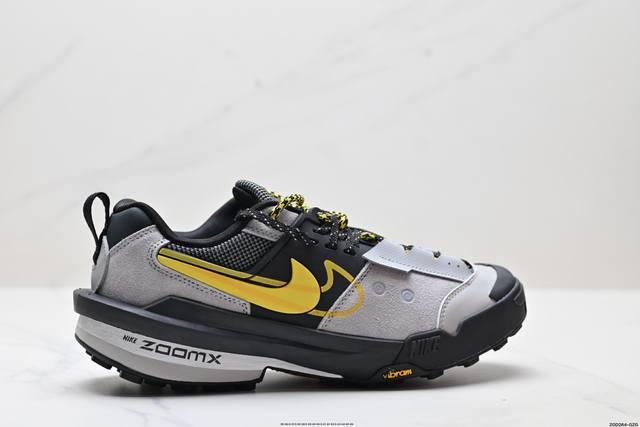 公司级Sacai X Nike Zegamadome 联名鞋款 整双鞋采用了 Zoom X 缓震科技和 Vibram 外底，在保证舒适度的同时又兼顾了耐用性，并