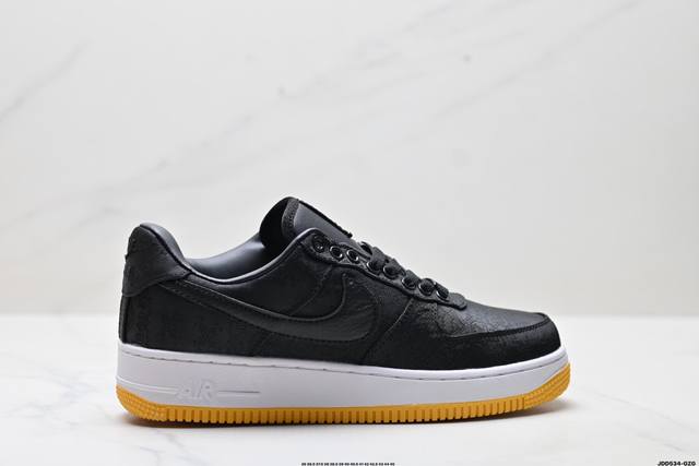 真标耐克Nike Air Force 1’07空军一号低帮百搭休闲运动板鞋。柔软、弹性十足的缓震性能和出色的中底设计，横跨复古与现代的外型结合，造就出风靡全球三