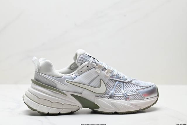 真标耐克Nike V2K Run跑步鞋复古风潮 网面透气运动鞋 灰银紧致的鞋面材质提供良好的包裹性鞋侧 Swoosh以及鞋头部分搭配增添不少亮点的镀铬细节鞋垫上