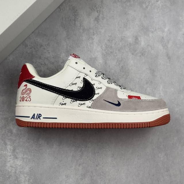 特价本地 核心私 Stussy X Nike Air Force 1 Low 斯图西 X 耐克 空军一号 低帮 联名灰黑红 休闲运动板鞋 鞋身整体采用米白色皮革