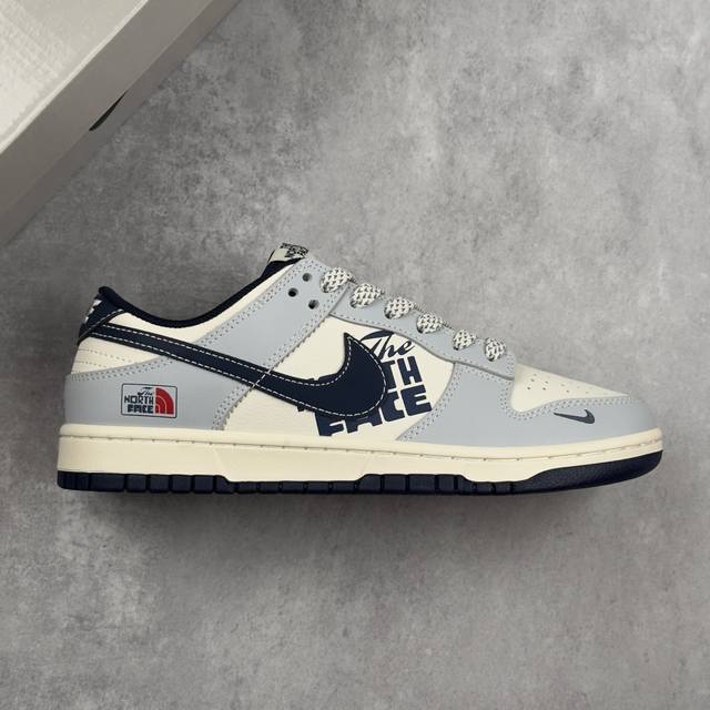 本地 核心私 The North Face X Nike Dunk Sb Low 北面 X 耐克 Sb 低帮 灰白蓝 休闲运动板鞋 鞋身整体以米白色皮革打造，搭