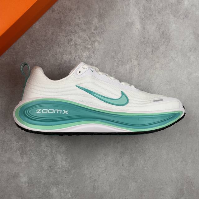 本地 核心私 耐克Nike Vomero Plus 舒适减震防滑低帮跑步鞋 全掌Reactx泡绵中底 前掌和后跟还配备了Air Zoom气垫单元 据说跑起来更快