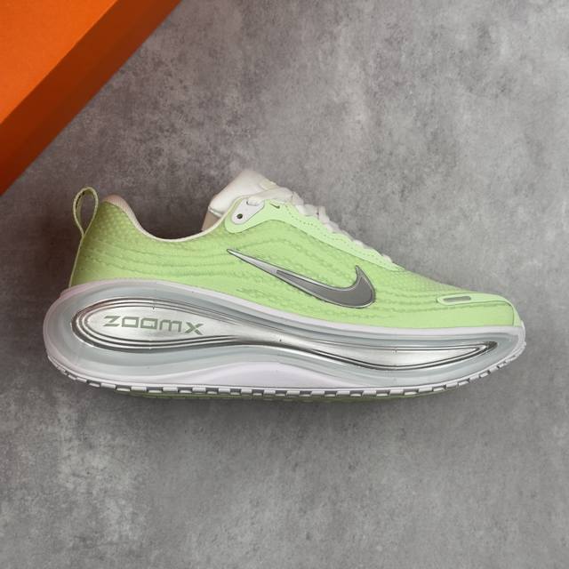 本地 核心私 耐克W Nike Vomero Plus 舒适减震防滑低帮跑步鞋 全掌Reactx泡绵中底 前掌和后跟还配备了Air Zoom气垫单元 据说跑起来