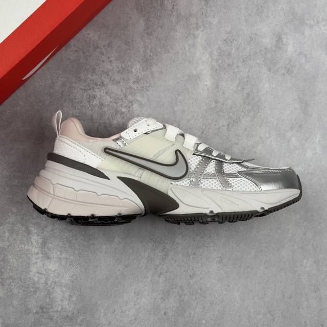 本地 核心私 公司级 W Nike V2K Run 复古单品 复古老爹鞋跑步鞋 鞋款被命名为 Runtekk 设计上借鉴了 0 年的跑鞋风格 配色上以金属银为主