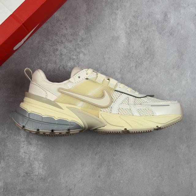 本地 核心私 公司级 W Nike V2K Run 复古单品 复古老爹鞋跑步鞋 鞋款被命名为 Runtekk 设计上借鉴了 0 年的跑鞋风格 配色上以金属银为主