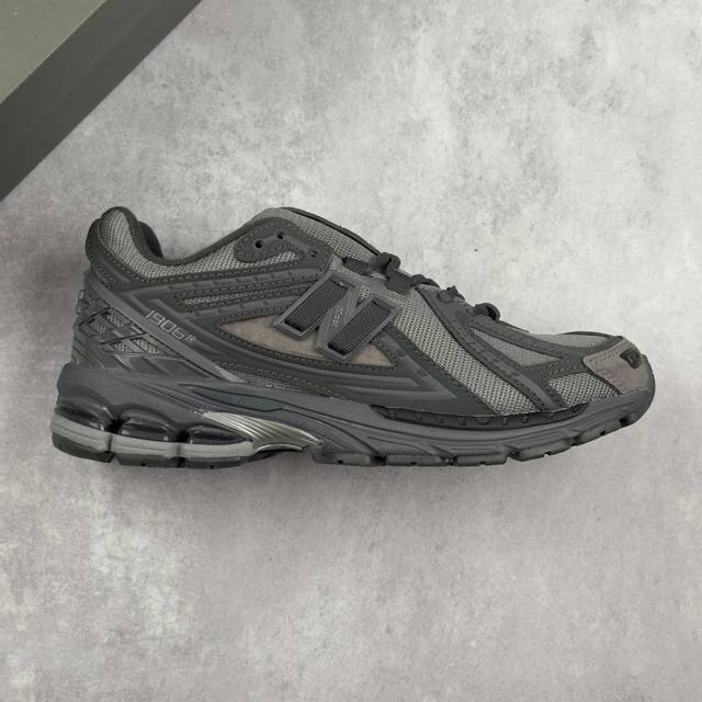 本地 核心私 新百伦 New Balance M1906系列 复古运动鞋单品宝藏老爹鞋 作为Nb最经典的档案鞋型之一，与 2一样，1906有着Nb最成熟的技术加