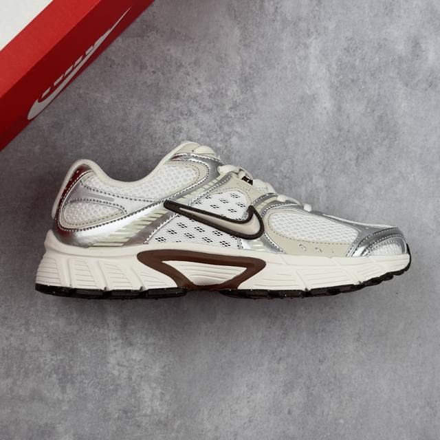 本地 核心私 Nike V5 Rnr 舒适百搭防滑耐磨 低帮休闲运动跑步鞋 舒适有型适合日常穿着 该鞋款延续千禧年经典设计搭载泡绵中底厚实而轻盈 匠心细节巧搭立