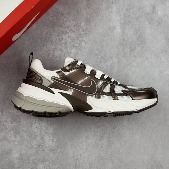本地 核心私 公司级 W Nike V2K Run 复古单品 复古老爹鞋跑步鞋 鞋款被命名为 Runtekk 设计上借鉴了 0 年的跑鞋风格 配色上以金属银为主