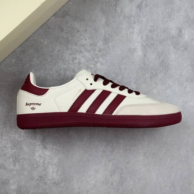 本地 核心私 Supreme X Adidas Original Samba Og Sup X 阿迪达斯 低帮 联名灰白红 桑巴防滑耐磨轻便板鞋 鞋身整体采用米