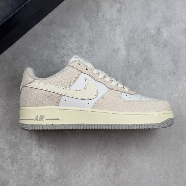 特价本地 核心 耐克Nike Air Force 1 Low 空军一号低帮百搭休闲运动板鞋 柔软、弹性十足的缓震性能和出色的中底设计，横跨复古与现代的外型结合，
