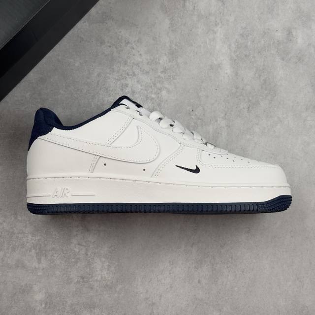 特价本地 核心 耐克Nike Air Force 1 Low 空军一号低帮百搭休闲运动板鞋 柔软、弹性十足的缓震性能和出色的中底设计，横跨复古与现代的外型结合，