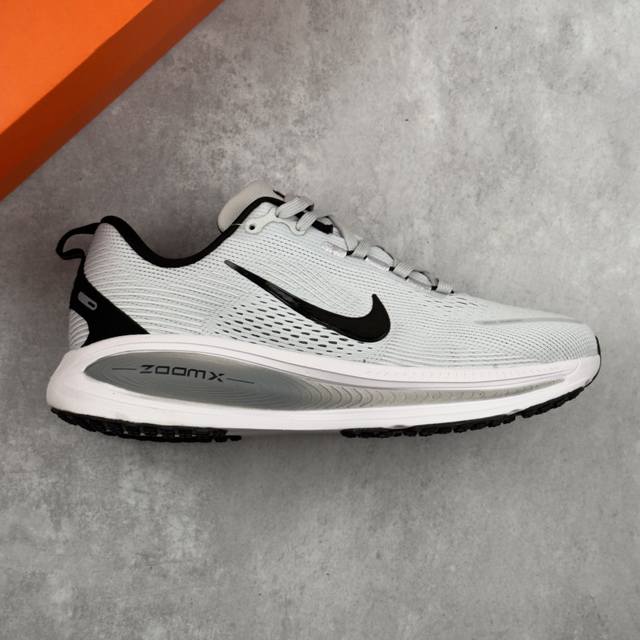 本地 核心私 公司级Nike Vomero 18 耐克 舒适减震防滑 低帮跑步鞋 全掌Reactx泡绵中底 前掌和后跟还配备了Air Zoom气垫单元 据说跑起