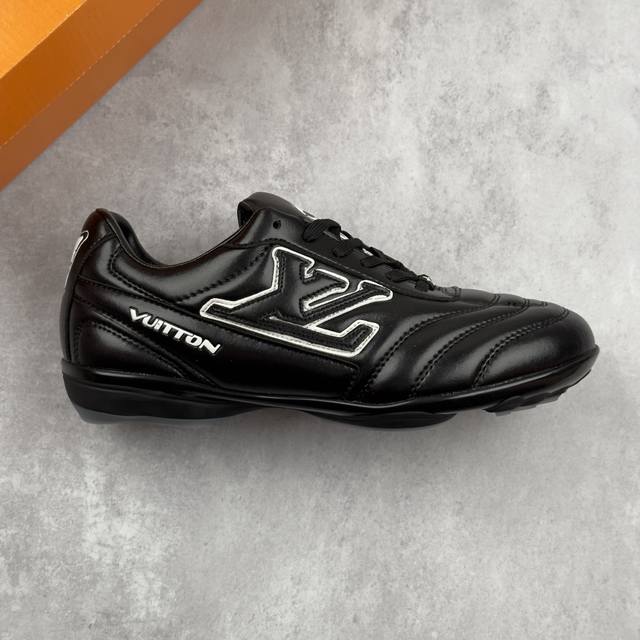 本地 核心私 Louis Vuttion Footprint Sneaker 路易威登情侣款运动鞋 足球鞋 穿上就时髦精 这款Footprint Soccer运